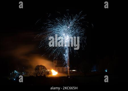 Killéarn, Stirling, Écosse, Royaume-Uni. 4th novembre 2022. Spectaculaire feu d'artifice communautaire et feu de joie dans le village de Killén, Stirling, Écosse crédit: Kay Roxby/Alay Live News Banque D'Images