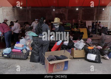 Des volontaires et des membres de la Communauté de Sant'Egidio au Mexique, organisent des vêtements à livrer aux populations de la rue et à risque, la veille de Noël à Mexico, pendant l'urgence sanitaire due à COVID-19 et le retour du feu rouge épidémiologique dans la capitale. (Photo de Gerardo Vieyra/NurPhoto) Banque D'Images