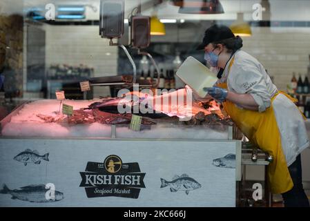 Kish Fish Seafood Market à Howth Harbour. Après le Brexit, le Royaume-Uni ne fera plus partie de la politique commune de la pêche (PCP) de l'UE. En devenant un État côtier indépendant, il sera entièrement responsable de la gestion de la pêche dans la zone économique exclusive du Royaume-Uni de 200 milles (y compris la fixation du total des captures admissibles, la distribution des quotas et la détermination de l'accès à la pêche). Toutefois, l'accès des navires de l'UE aux eaux britanniques et vice versa fait partie des négociations en cours et d'un futur accord avec l'UE. Selon Patrick Murphy, directeur général de l'Organisa Irish South and West Fish Producers Banque D'Images