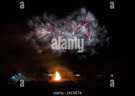 Killéarn, Stirling, Écosse, Royaume-Uni. 4th novembre 2022. Spectaculaire feu d'artifice communautaire et feu de joie dans le village de Killén, Stirling, Écosse crédit: Kay Roxby/Alay Live News Banque D'Images