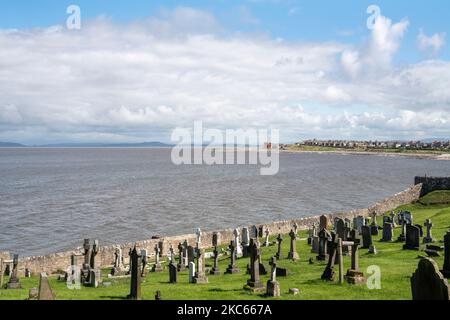 Vue sur le cimetière de l'église St Pierre, Heysham, Lancashire Banque D'Images