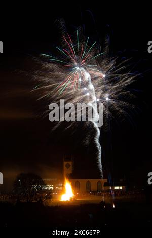 Killéarn, Stirling, Écosse, Royaume-Uni. 4th novembre 2022. Spectaculaire feu d'artifice communautaire et feu de joie dans le village de Killén, Stirling, Écosse crédit: Kay Roxby/Alay Live News Banque D'Images