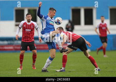 Scott Quigley de Barrow en action avec William Boyle de Cheltenham Town lors du match Sky Bet League 2 entre Barrow et Cheltenham Town à la rue Holker, Barrow-in-Furness, le samedi 19th décembre 2020. (Photo de Mark Fletcher/MI News/NurPhoto) Banque D'Images