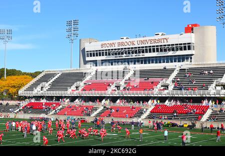 NEW YORK - 22 octobre 2022 : le stade Kenneth P Lavalle sur le campus de l'université Stony Brrok le jour du retour. Banque D'Images