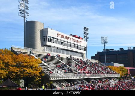 NEW YORK - 22 octobre 2022 : le stade Kenneth P Lavalle sur le campus de l'université Stony Brrok le jour du retour. Banque D'Images