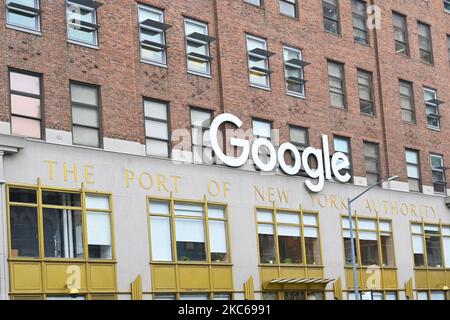 NEW YORK - .21 OCT 2022: Signe Google sur le port de New York Authority Building à Manhattan. Banque D'Images