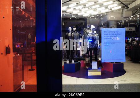 Des mannequins sont exposés à l'intérieur d'une succursale temporairement fermée du détaillant de vêtements de sport Lululemon, sur Regent Street Londres, Angleterre, sur 21 décembre 2020. Londres a passé sa deuxième journée de ce qui pourrait être des mois sous les nouvelles restrictions de 'Tier 4' du coronavirus aujourd'hui. En vertu des règles de niveau 4, les magasins non essentiels et de nombreuses autres entreprises, y compris les salles de sport et les coiffeurs, doivent fermer, les personnes ayant reçu l'instruction de rester à la maison autre que pour des circonstances exemptées, y compris les voyages au travail ou à l'éducation. Le mélange à l'intérieur entre ceux dans différents ménages est également interdit sous le nouveau niveau, en bouleverser Noël p Banque D'Images