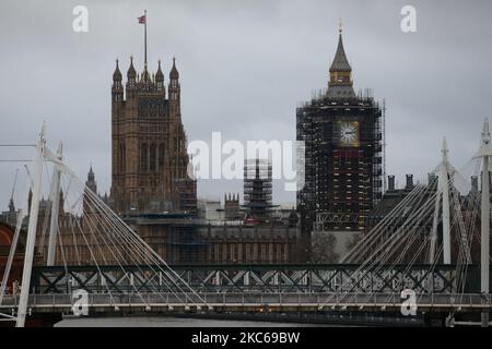 Les chambres du Parlement se tiennent sous le ciel couvert à Londres, en Angleterre, sur 21 décembre 2020. Londres a passé sa deuxième journée de ce qui pourrait être des mois sous les nouvelles restrictions de 'Tier 4' du coronavirus aujourd'hui. En vertu des règles de niveau 4, les magasins non essentiels et de nombreuses autres entreprises, y compris les salles de sport et les coiffeurs, doivent fermer, les personnes ayant reçu l'instruction de rester à la maison autre que pour des circonstances exemptées, y compris les voyages au travail ou à l'éducation. Le mélange à l'intérieur entre les ménages est également interdit sous le nouveau niveau, ce qui a bouleverser les plans de Noël pour une immense partie de la population. Inquiétude supérieure à un m Banque D'Images