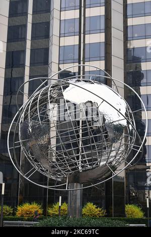 NEW YORK - 23 octobre 2022 : Steel Globe à Columbus Circle installé à l'extérieur de l'hôtel et de la tour internationaux de Trump, a, hommage à la Unisphere, située à t Banque D'Images