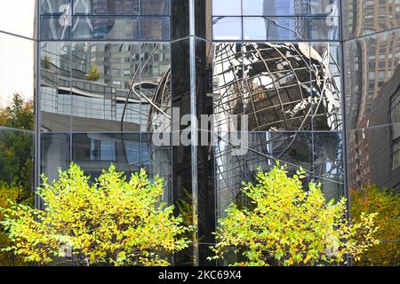 NEW YORK - 23 octobre 2022 : le Steel Globe at Columbus Circle se reflète sur le côté de l'hôtel et de la tour internationaux de Trump, avec des arbres en folie d'automne Banque D'Images