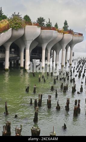 NEW YORK - 24 octobre 2022 : Little Island at Pier 55 est un parc artificiel situé dans la rivière Hudson, à l'ouest de Manhattan, à New York, à côté de Hudson Banque D'Images