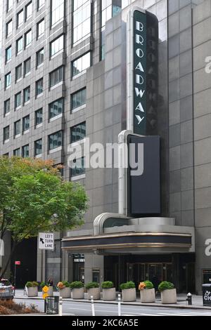 NEW YORK - 25 OCT 2022: Le Broadway Theatre Sign, l'un des cinq seuls Playhouses qui se trouvent sur la rue appelée Broadway. Banque D'Images