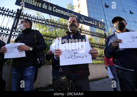 Rassemblement du photographe de presse algérien devant le siège du Ministère de la communication, à Alger, Algérie, sur 22 décembre 2020, Après les difficultés qu'ils rencontrent dans la couverture des matchs dans les stades et les nouvelles lois qui leur sont imposées par la Ligue nationale de football et le manque d'accord avec elle (photo de Billel Bensalem/APP/NurPhoto) Banque D'Images