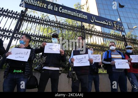 Rassemblement du photographe de presse algérien devant le siège du Ministère de la communication, à Alger, Algérie, sur 22 décembre 2020, Après les difficultés qu'ils rencontrent dans la couverture des matchs dans les stades et les nouvelles lois qui leur sont imposées par la Ligue nationale de football et le manque d'accord avec elle (photo de Billel Bensalem/APP/NurPhoto) Banque D'Images