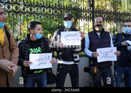 Rassemblement du photographe de presse algérien devant le siège du Ministère de la communication, à Alger, Algérie, sur 22 décembre 2020, Après les difficultés qu'ils rencontrent dans la couverture des matchs dans les stades et les nouvelles lois qui leur sont imposées par la Ligue nationale de football et le manque d'accord avec elle (photo de Billel Bensalem/APP/NurPhoto) Banque D'Images