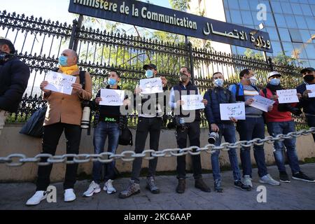 Rassemblement du photographe de presse algérien devant le siège du Ministère de la communication, à Alger, Algérie, sur 22 décembre 2020, Après les difficultés qu'ils rencontrent dans la couverture des matchs dans les stades et les nouvelles lois qui leur sont imposées par la Ligue nationale de football et le manque d'accord avec elle (photo de Billel Bensalem/APP/NurPhoto) Banque D'Images