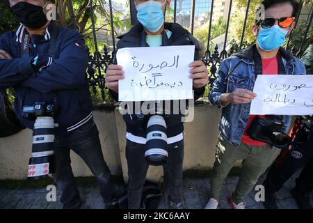 Rassemblement du photographe de presse algérien devant le siège du Ministère de la communication, à Alger, Algérie, sur 22 décembre 2020, Après les difficultés qu'ils rencontrent dans la couverture des matchs dans les stades et les nouvelles lois qui leur sont imposées par la Ligue nationale de football et le manque d'accord avec elle (photo de Billel Bensalem/APP/NurPhoto) Banque D'Images