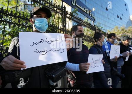 Rassemblement du photographe de presse algérien devant le siège du Ministère de la communication, à Alger, Algérie, sur 22 décembre 2020, Après les difficultés qu'ils rencontrent dans la couverture des matchs dans les stades et les nouvelles lois qui leur sont imposées par la Ligue nationale de football et le manque d'accord avec elle (photo de Billel Bensalem/APP/NurPhoto) Banque D'Images
