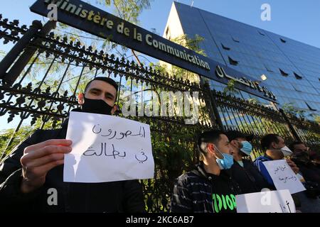 Rassemblement du photographe de presse algérien devant le siège du Ministère de la communication, à Alger, Algérie, sur 22 décembre 2020, Après les difficultés qu'ils rencontrent dans la couverture des matchs dans les stades et les nouvelles lois qui leur sont imposées par la Ligue nationale de football et le manque d'accord avec elle (photo de Billel Bensalem/APP/NurPhoto) Banque D'Images