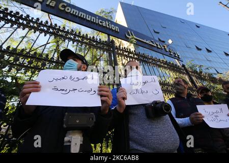 Rassemblement du photographe de presse algérien devant le siège du Ministère de la communication, à Alger, Algérie, sur 22 décembre 2020, Après les difficultés qu'ils rencontrent dans la couverture des matchs dans les stades et les nouvelles lois qui leur sont imposées par la Ligue nationale de football et le manque d'accord avec elle (photo de Billel Bensalem/APP/NurPhoto) Banque D'Images