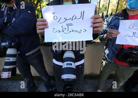 Rassemblement du photographe de presse algérien devant le siège du Ministère de la communication, à Alger, Algérie, sur 22 décembre 2020, Après les difficultés qu'ils rencontrent dans la couverture des matchs dans les stades et les nouvelles lois qui leur sont imposées par la Ligue nationale de football et le manque d'accord avec elle (photo de Billel Bensalem/APP/NurPhoto) Banque D'Images