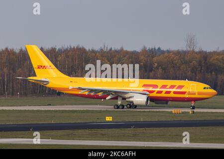 Airbus A300 DHL - MANGEZ des avions de fret de Leipzig tels que vus en train de rouler, de partir et de voler de l'aéroport d'Eindhoven EIN EHEH. L'Airbus A300-600(F) à corps large est immatriculé D-AEAA. DHL Aviation, une division de DHL Express ( Dalsey, Hillblom et Lynn) International GmbH est un service de courrier, colis et courrier express allemand qui est une division de la société logistique allemande Deutsche Post DHL. Le trafic mondial de passagers a diminué pendant la période pandémique du coronavirus Covid-19, l'industrie luttant pour survivre contrairement aux compagnies aériennes de fret et de fret qui sont en plein essor. Ein Banque D'Images