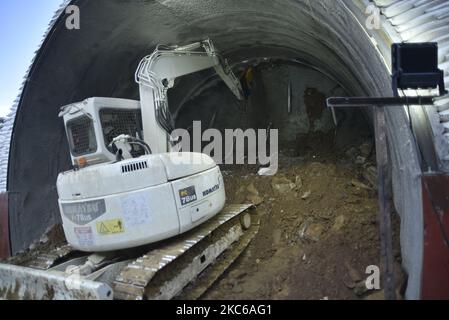 Les travailleurs népalais font des gestes sur le site d'excavation du premier tunnel de la route Sisnekhola-Dahchok (Nagadhunga) à Nagdhunga, Katmandou, Népal, mardi, 22 décembre 2020. (Photo de Narayan Maharajan/NurPhoto) Banque D'Images