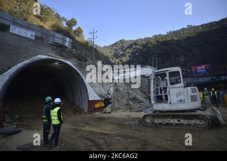 Les travailleurs népalais font des gestes sur le site d'excavation du premier tunnel de la route Sisnekhola-Dahchok (Nagadhunga) à Nagdhunga, Katmandou, Népal, mardi, 22 décembre 2020. (Photo de Narayan Maharajan/NurPhoto) Banque D'Images