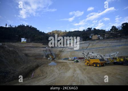 Les travailleurs népalais font des gestes sur le site d'excavation du premier tunnel de la route Sisnekhola-Dahchok (Nagadhunga) à Nagdhunga, Katmandou, Népal, mardi, 22 décembre 2020. (Photo de Narayan Maharajan/NurPhoto) Banque D'Images