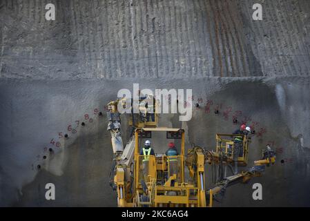 Les travailleurs népalais font des gestes sur le site d'excavation du premier tunnel de la route Sisnekhola-Dahchok (Nagadhunga) à Nagdhunga, Katmandou, Népal, mardi, 22 décembre 2020. (Photo de Narayan Maharajan/NurPhoto) Banque D'Images