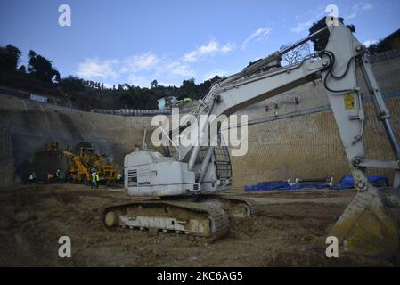 Les travailleurs népalais font des gestes sur le site d'excavation du premier tunnel de la route Sisnekhola-Dahchok (Nagadhunga) à Nagdhunga, Katmandou, Népal, mardi, 22 décembre 2020. (Photo de Narayan Maharajan/NurPhoto) Banque D'Images