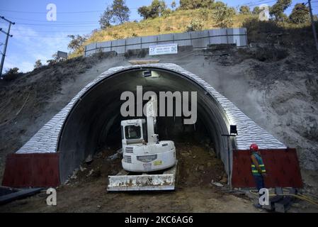 Les travailleurs népalais font des gestes sur le site d'excavation du premier tunnel de la route Sisnekhola-Dahchok (Nagadhunga) à Nagdhunga, Katmandou, Népal, mardi, 22 décembre 2020. (Photo de Narayan Maharajan/NurPhoto) Banque D'Images