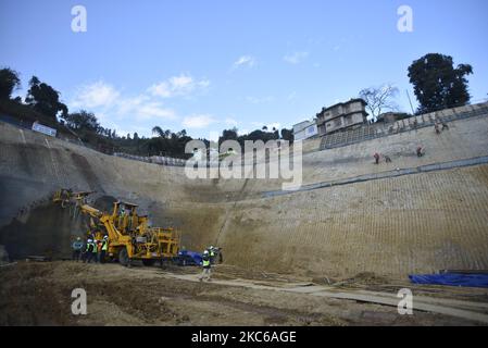 Les travailleurs népalais font des gestes sur le site d'excavation du premier tunnel de la route Sisnekhola-Dahchok (Nagadhunga) à Nagdhunga, Katmandou, Népal, mardi, 22 décembre 2020. (Photo de Narayan Maharajan/NurPhoto) Banque D'Images