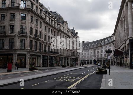 Une vue d'un Regent Street vide comme des restrictions de niveau 4 de coronavirus sont en place pour limiter la propagation de la nouvelle souche de coronavirus à mesure que les infections continuent d'augmenter, le 22 décembre 2020 à Londres, en Angleterre. Londres, le sud-est et l'est de l'Angleterre sont entrés dimanche dans des restrictions de niveau 4, semblables au dernier confinement national, avec un ordre de rester à la maison, l'interdiction de mélanger les ménages, la fermeture de tous les commerces et entreprises non essentiels et l'annulation de l'assouplissement prévu des règles pendant cinq jours autour de Noël. (Photo de Wiktor Szymanowicz/NurPhoto) Banque D'Images