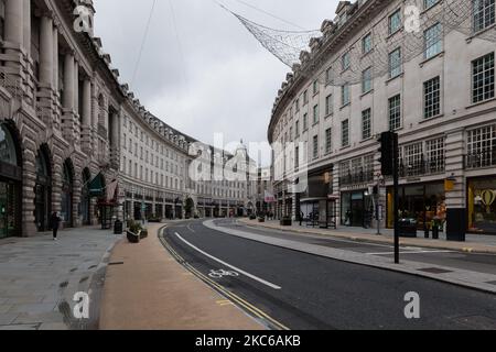 Une vue d'un Regent Street vide comme des restrictions de niveau 4 de coronavirus sont en place pour limiter la propagation de la nouvelle souche de coronavirus à mesure que les infections continuent d'augmenter, le 22 décembre 2020 à Londres, en Angleterre. Londres, le sud-est et l'est de l'Angleterre sont entrés dimanche dans des restrictions de niveau 4, semblables au dernier confinement national, avec un ordre de rester à la maison, l'interdiction de mélanger les ménages, la fermeture de tous les commerces et entreprises non essentiels et l'annulation de l'assouplissement prévu des règles pendant cinq jours autour de Noël. (Photo de Wiktor Szymanowicz/NurPhoto) Banque D'Images