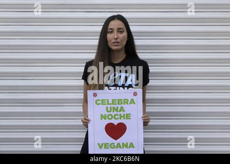 Sofía Sisniega, actrice et activiste, pendant la promotion et la distribution de dîners végétaliens par des membres d'organisations internationales telles que PETA Latino et Animal Heroes, à des passants à Mexico pendant l'urgence sanitaire due à COVID-19 et le retour au feu rouge épidémiologique de circulation, À la veille de Noël faite par la compagnie végétalienne locale Cocoadore. (Photo de Gerardo Vieyra/NurPhoto) Banque D'Images