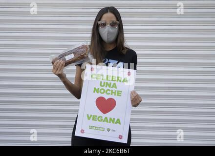 Sofía Sisniega, actrice et activiste, pendant la promotion et la distribution de dîners végétaliens par des membres d'organisations internationales telles que PETA Latino et Animal Heroes, à des passants à Mexico pendant l'urgence sanitaire due à COVID-19 et le retour au feu rouge épidémiologique de circulation, À la veille de Noël faite par la compagnie végétalienne locale Cocoadore. (Photo de Gerardo Vieyra/NurPhoto) Banque D'Images