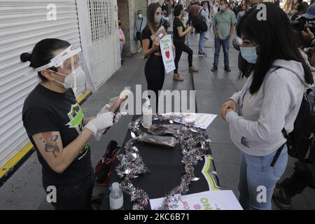 Des membres d'organisations internationales telles que PETA Latino et Animal Heroes, ont donné des dîners de Noël végétaliens de seitan aux passants de Mexico lors de l'urgence sanitaire due à COVID-19 et le retour au feu rouge épidémiologique, le réveillon de Noël préparé par la compagnie végétalienne locale Cocoadore. (Photo de Gerardo Vieyra/NurPhoto) Banque D'Images