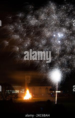 Killéarn, Stirling, Écosse, Royaume-Uni. 4th novembre 2022. Spectaculaire feu d'artifice communautaire et feu de joie dans le village de Killén, Stirling, Écosse crédit: Kay Roxby/Alay Live News Banque D'Images