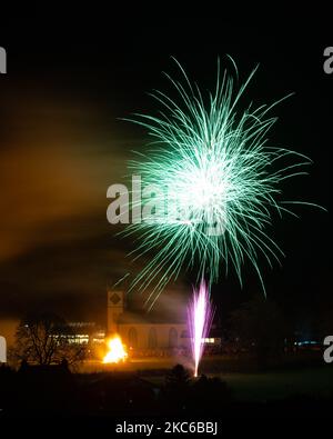 Killéarn, Stirling, Écosse, Royaume-Uni. 4th novembre 2022. Spectaculaire feu d'artifice communautaire et feu de joie dans le village de Killén, Stirling, Écosse crédit: Kay Roxby/Alay Live News Banque D'Images