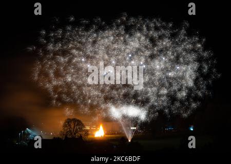 Killéarn, Stirling, Écosse, Royaume-Uni. 4th novembre 2022. Spectaculaire feu d'artifice communautaire et feu de joie dans le village de Killén, Stirling, Écosse crédit: Kay Roxby/Alay Live News Banque D'Images