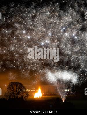 Killéarn, Stirling, Écosse, Royaume-Uni. 4th novembre 2022. Spectaculaire feu d'artifice communautaire et feu de joie dans le village de Killén, Stirling, Écosse crédit: Kay Roxby/Alay Live News Banque D'Images