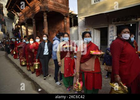Les dévotés népalais arrivent pour offrir une puja rituelle avec un masque facial pendant Saat Gaule Jatra à Panga, Kirtipur, Katmandou, Népal mercredi, 23 décembre, 2020. C'est la partie du célèbre festival célébré chaque année marquant l'arrivée de l'hiver. Jatras et les festivals font partie de la vie de la communauté de Newar. (Photo de Narayan Maharajan/NurPhoto) Banque D'Images