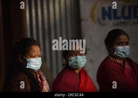Les dévotés népalais arrivent pour offrir une puja rituelle avec un masque facial pendant Saat Gaule Jatra à Panga, Kirtipur, Katmandou, Népal mercredi, 23 décembre, 2020. C'est la partie du célèbre festival célébré chaque année marquant l'arrivée de l'hiver. Jatras et les festivals font partie de la vie de la communauté de Newar. (Photo de Narayan Maharajan/NurPhoto) Banque D'Images