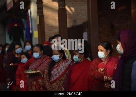 Les dévotés népalais arrivent pour offrir une puja rituelle avec un masque facial pendant Saat Gaule Jatra à Panga, Kirtipur, Katmandou, Népal mercredi, 23 décembre, 2020. C'est la partie du célèbre festival célébré chaque année marquant l'arrivée de l'hiver. Jatras et les festivals font partie de la vie de la communauté de Newar. (Photo de Narayan Maharajan/NurPhoto) Banque D'Images