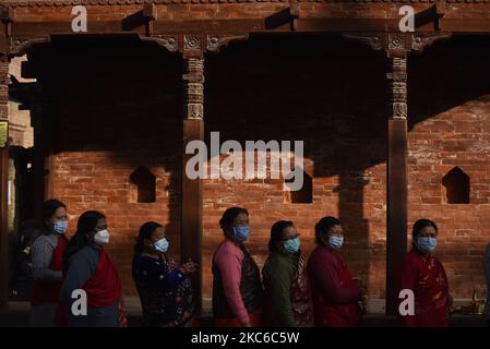 Les dévotés népalais arrivent pour offrir une puja rituelle avec un masque facial pendant Saat Gaule Jatra à Panga, Kirtipur, Katmandou, Népal mercredi, 23 décembre, 2020. C'est la partie du célèbre festival célébré chaque année marquant l'arrivée de l'hiver. Jatras et les festivals font partie de la vie de la communauté de Newar. (Photo de Narayan Maharajan/NurPhoto) Banque D'Images