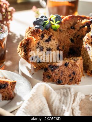 Gâteau aux myrtilles en tranches, petit déjeuner chaud et festif, thé Banque D'Images