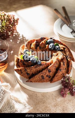 Gâteau aux myrtilles avec thé, concept petit déjeuner festif ensoleillé le matin Banque D'Images