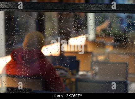 Vue sur une terrasse de restaurant vide dans le centre-ville de Dublin. Mercredi, 23 décembre 2020, à Dublin, Irlande. (Photo par Artur Widak/NurPhoto) Banque D'Images