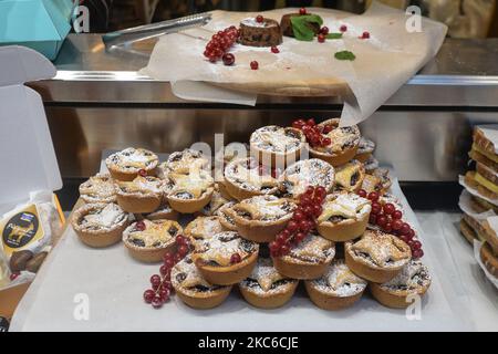 Des mini-chaussons sont exposés dans une vitrine, dans le centre-ville de Dublin. Mercredi, 23 décembre 2020, à Dublin, Irlande. (Photo par Artur Widak/NurPhoto) Banque D'Images